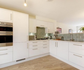 Lovely 2 Bed House in Bristol