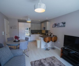 Modern 2 Bedroom Flat with 2 ensuite bathrooms in Bristol for up to 4 people