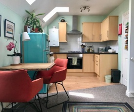 Cosy & Colourful flat near Gloucester Road!