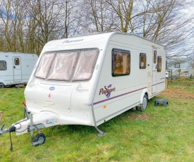 StayZo Caravan - with great access to local attractions - With Free Wi-Fi in the Chiltern Hills