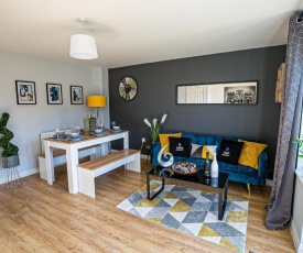 Broughton House with Free Parking, Garden & Smart TV with Netflix by Yoko Property