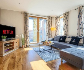 Luxury Central MK Apartment with Free Parking, Balcony and Smart TV with Netflix by Yoko Property