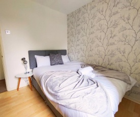 Oldbrook Lovely 3 Bedroom House Sleeps 6 FREE PARKING and NETFLIX