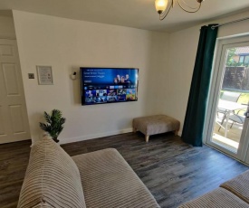 MK6 – Sleeps 7 - Great transport links - Walk to Hub/Shopping – Free 7kW Car Charging – Self Check-in