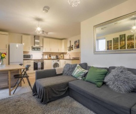 Modern Flat Metres From Cambridge Train Station!