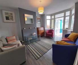 Exton House -Huku Kwetu 4 Bedroom House- Luton Airport - Group Accommodation - up to 7 people