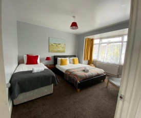 Ferndale Place - Huku Kwetu Luton- Spacious 4 Bedroom Suitable & Affordable Group Accommodation - Business Travellers