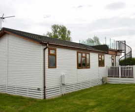 Beautiful 2-Bed lodge with hot tub and saunain Ely