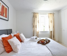 KVM - Highclere House for large groups with parking by KVM Serviced Accommodation