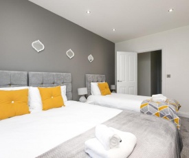 KVM - Kensington Apartment town centre with parking by KVM Serviced Accommodation