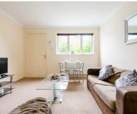 Lovely 1 bedroom maisonette close to Airport, Town and Train Station