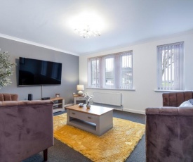 LARGE 4bed with BT Sports inc FREE parking by Klarok Accommodation Ltd