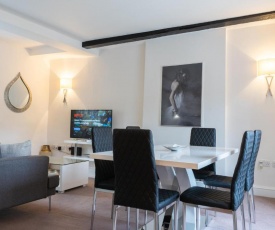 Premiere City Centre Apartment with Gated Parking and Excellent Feedback, Big Double Bedroom, Balcony, Courtyard Garden, Ideal for Long Stays, WFH, Getaways and Ongoing Contracts