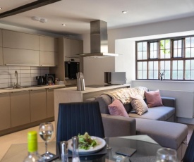 Stylish Luxury Central Apartment with Gated Parking plus Exceptional Feedback with Private Entrance and Courtyard Garden