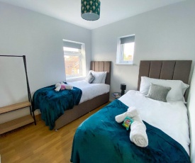 Spacious Contractor House & Luton Town Centre & LLA by Comfy Workers