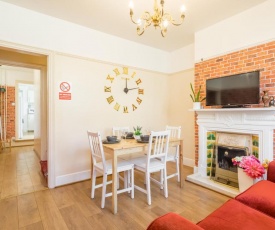 Stylish Victorian Home, 3BR, Airport, M1, 6 beds, sleeps 10