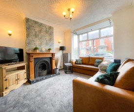 Refreshing 4-Bed House in Crewe by 53 Degrees Property, Ideal for Contractors & Business, Long-term discounts - Sleeps 8