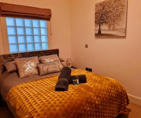 Barton Sleeps - 1 bedroom, Sleeps 4, Warrington Town Centre, Smart TV, WiFi, Parking