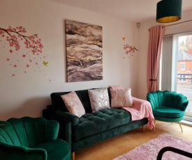 Emerald Blossom-Central Warrington, Luxurious Yet Homely, WiFi, Secure Parking