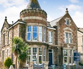 Lansdowne - Renovated Rooms with Private Shower Rooms in Grand Edwardian Townhouse