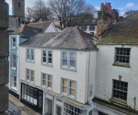 The Bank Flats Warleggan -Lively central Falmouth apartment!