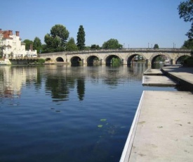 Maidenhead Riverside Delightful 3 bedroom Garden Flat with Home Office