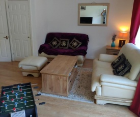 The Wickets, 3 bedroom, 2 bath, free parking & Wi-Fi in very quiet cul-de-sac