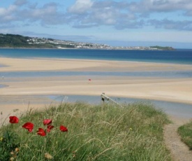 Cosy, Quiet bungalow, one minute from the beach.