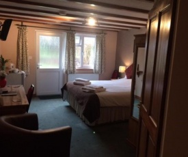 Crown House & Lodges B&B