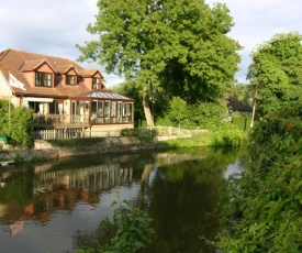 Luxury Riverside Home, Near Windsor Castle. Legoland & London Within 20 Minutes