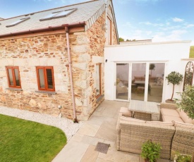 BARN CONVERSION, footpath to the beach