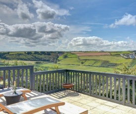 Mawgan Porth Villa Sleeps 8 with WiFi