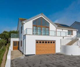 Mawgan Porth Villa Sleeps 8 with WiFi