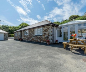 Beautiful home in Mawgan Porth with Garden