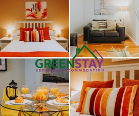 "The Garden Apartment Newquay" by Greenstay Serviced Accommodation - Beautiful 2 Bedroom Apartment Close To All Beaches & Restaurants with Free Parking, Netflix, Wi-Fi & Outside Garden Terrace