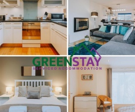 "The Penthouse Newquay" by Greenstay Serviced Accommodation - Stunning 3 Bed Apartment - Ideal for Families, Mixed Groups, Contractors and Relocations -Parking , Netflix, Wi-Fi & Close To All Beaches & Restaurants