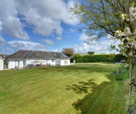 Luxurious holiday home in Constantine Bay with a Garden