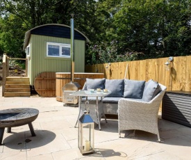 Penlea Retreat Luxury Coastal Shepherds Hut 5 Minute Walk to Pubs and Village