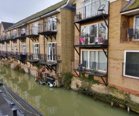 Penthouse Waterfront Apartment - St Neots