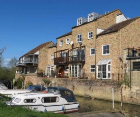 River Courtyard Apartment In The Heart Of Stneots