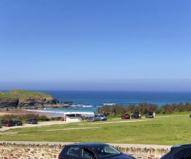 SEA VIEWS, beachside apartment with balcony