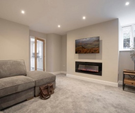 Ferndale Hideaway - 1 Bedroom Spacious Apartment - Central Ambleside - Parking