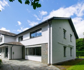 Luxe Holiday Home at Chapel Stile with Manicured Garden