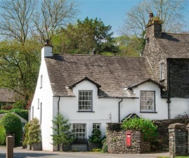 Vintage Holiday Home at Clappersgate District with Fireplace