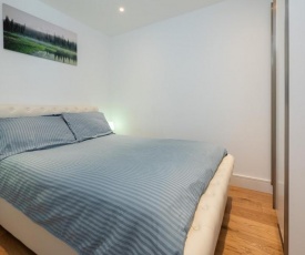 Luxury Brand New Flat on High Street near to Train Station