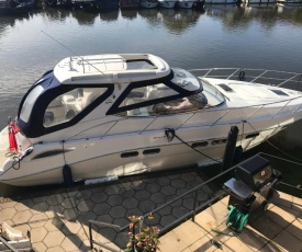 ENTIRE HEATED LUXURY YACHT 42ft x15 ft 3 cabins WIFI sleeps up to 4 Adults or Adults with children over 2 years old WINDSOR LAPLAND uk Legoland Thorpe Park LONDON