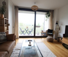 Beautiful flat with balcony & lake views, Bristol