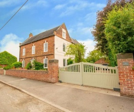 Derwent Farmhouse - Quintessential Country Home